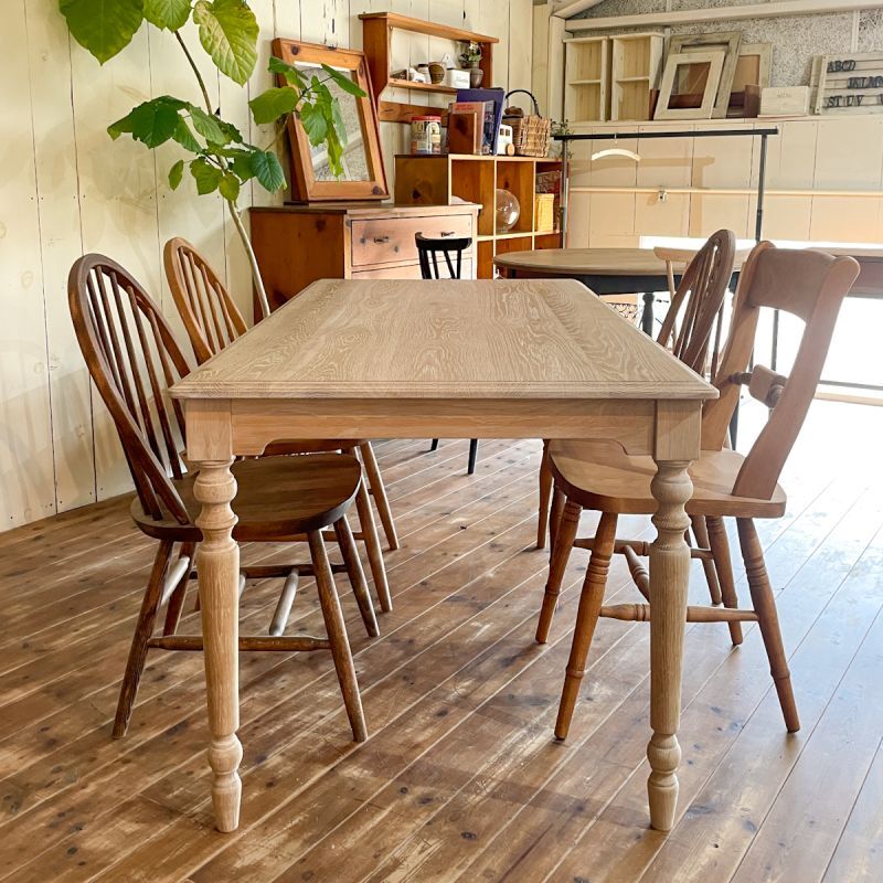 ホワイトオーク材を白っぽくシャビーに仕上げたろくろ足ダイニング