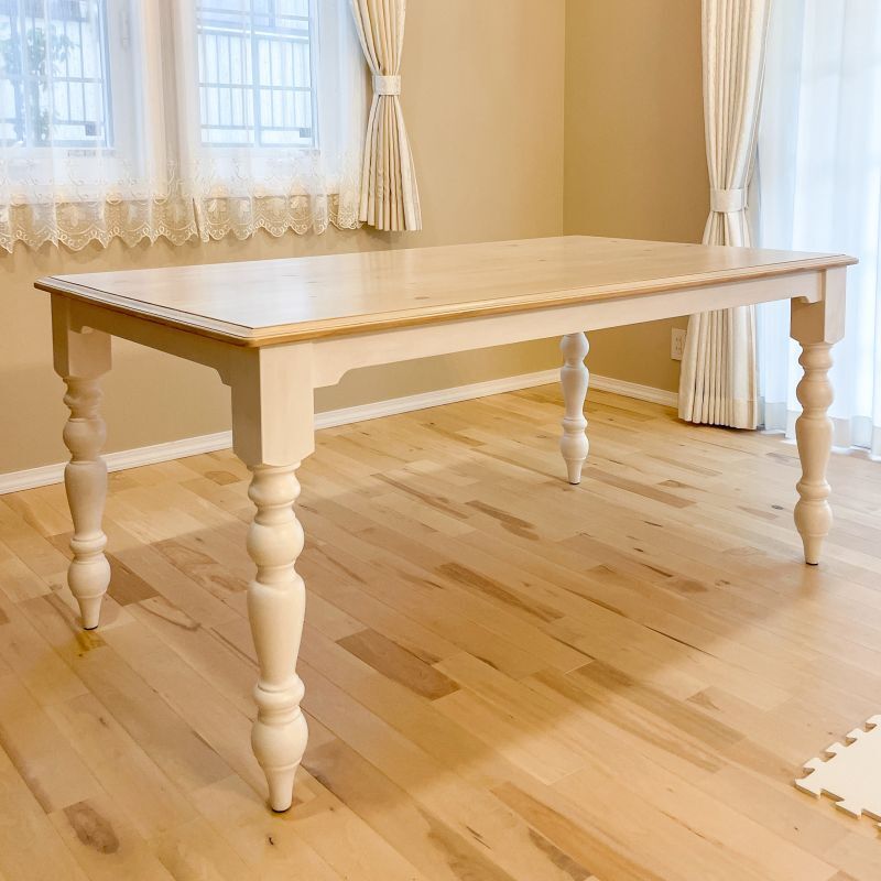 輸入住宅向けフランスアンティーク家具をイメージしたダイニング