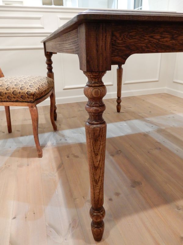 洋書スタイルにぴったりのアンティーク調オークターンドレッグ