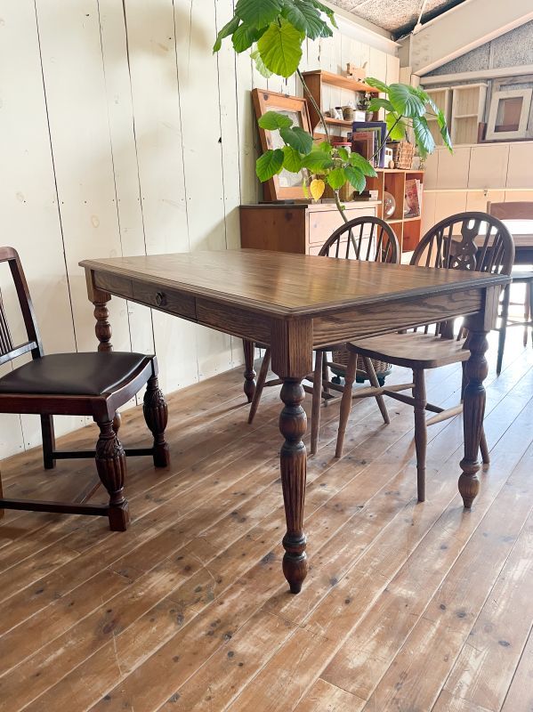 総レッドオーク無垢材のターンドレッグダイニングテーブル英国