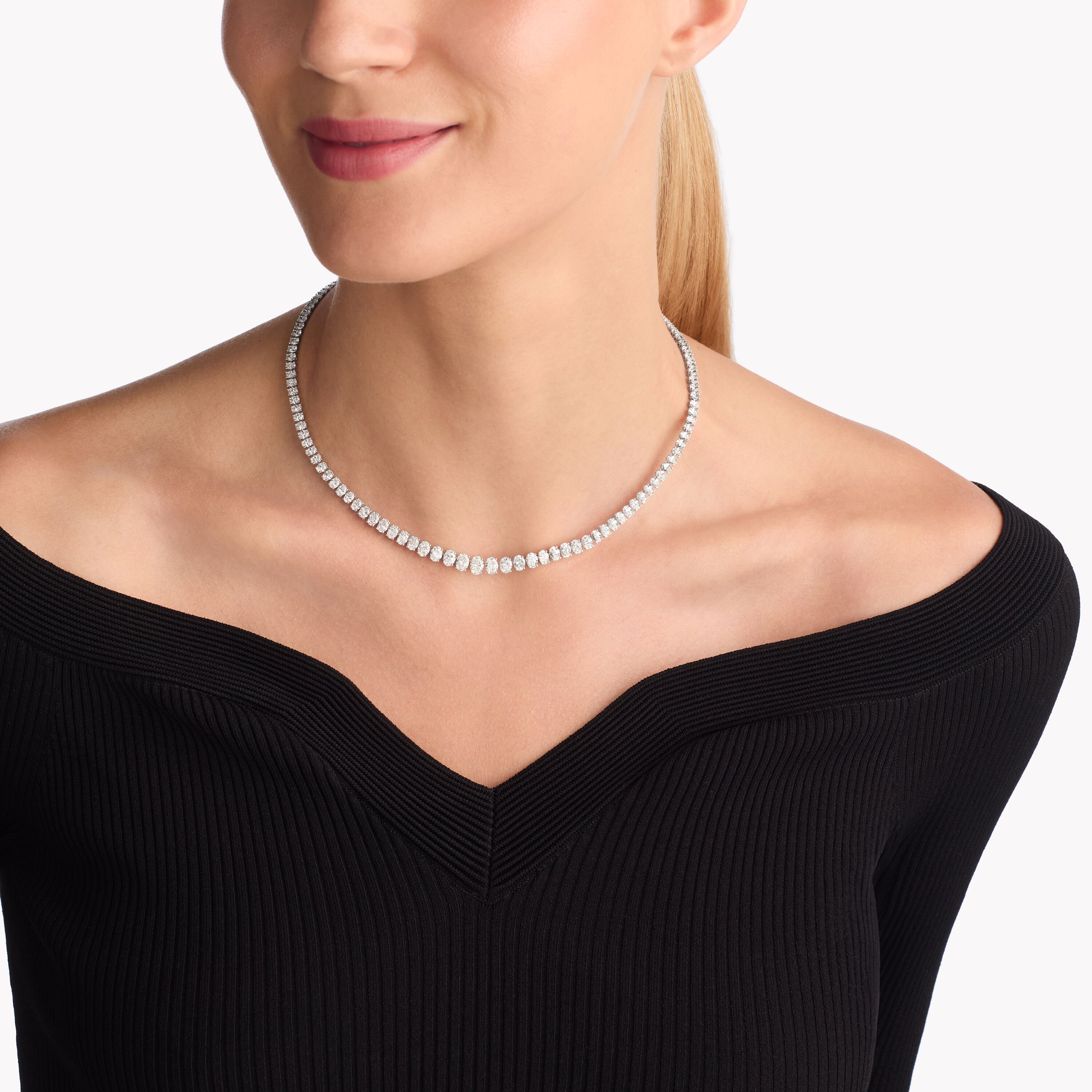 オーバルシェイプ ダイヤモンド グラデュエイティッド ライン