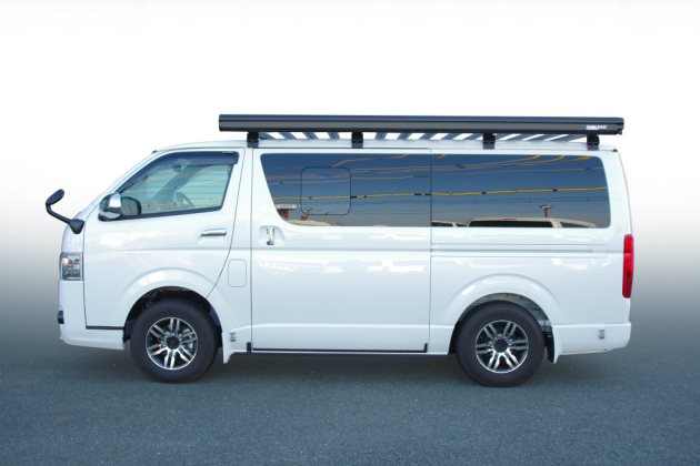 ハイエースのルーフラックにサイドオーニング取付け！｜トランポ