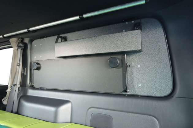 助手席側の窓にテーブルやトレーをカスタム！200系ハイエース