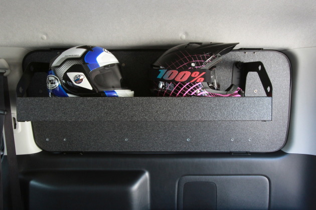 ヘルメットを収納できるようにハイエースの窓をカスタムしました