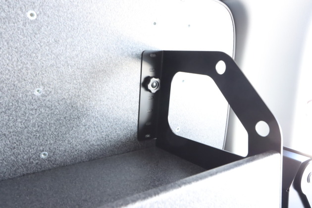 ヘルメットを収納できるようにハイエースの窓をカスタムしました