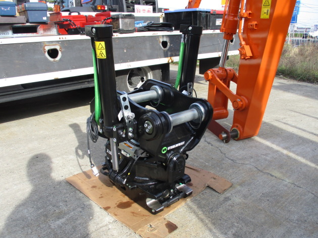 タイヤ式油圧ショベルZX125W-6にチルトローテーターX18取り付け｜建設