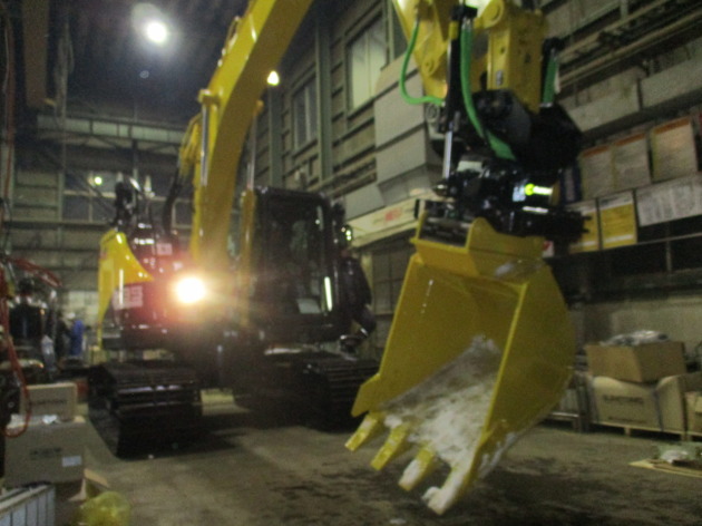 住友建機SH135X-7にチルトローテーターX18(グリッパー付)を取付｜建設