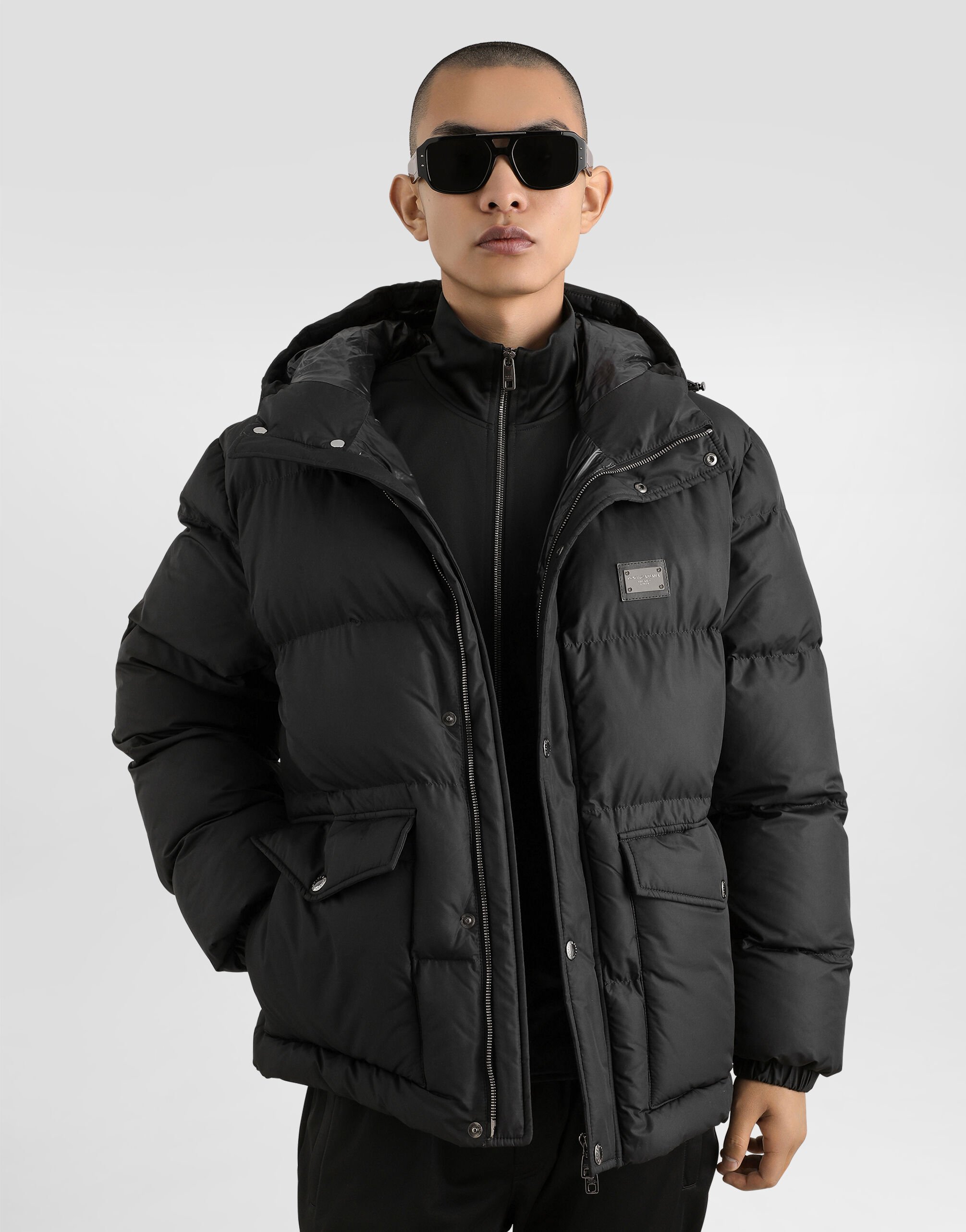 ブラックのメンズ ダウンジャケット ナイロン フード＆ロゴプレート