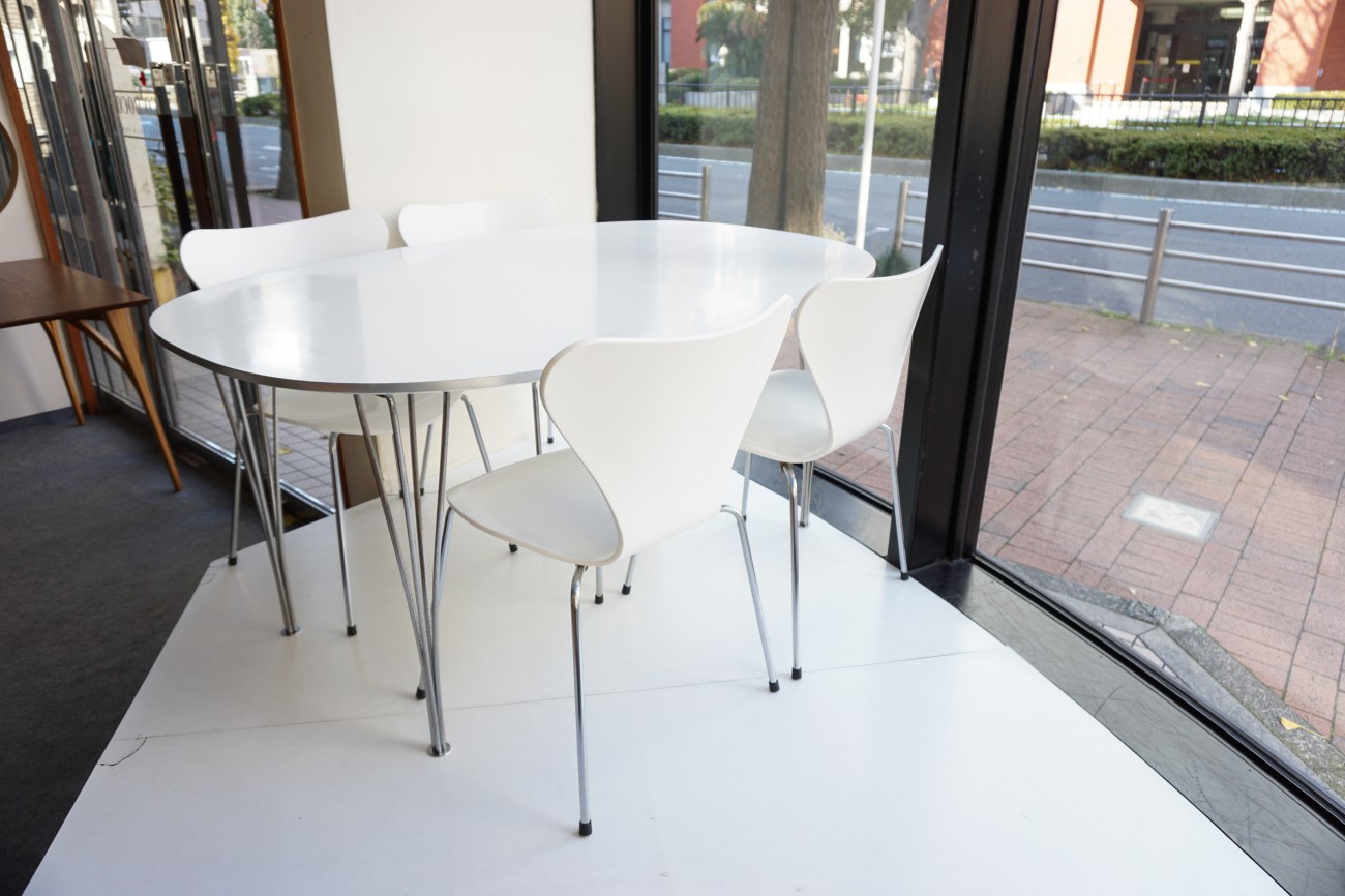 フリッツハンセンのダイニングテーブルとセブンチェアのホワイト（白