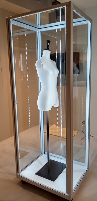 マネキンケース｜【チヨブロ】店舗・展示会でのディスプレイ・什器