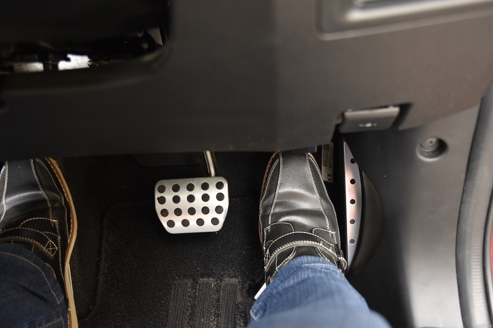 世界初！マツダ CX-5 KE型専用の右足フットレスト付きトリムカバー