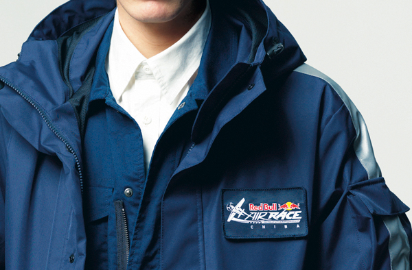 レッドブル エアレース」関連ウェアがアヴィレックス店頭に登場