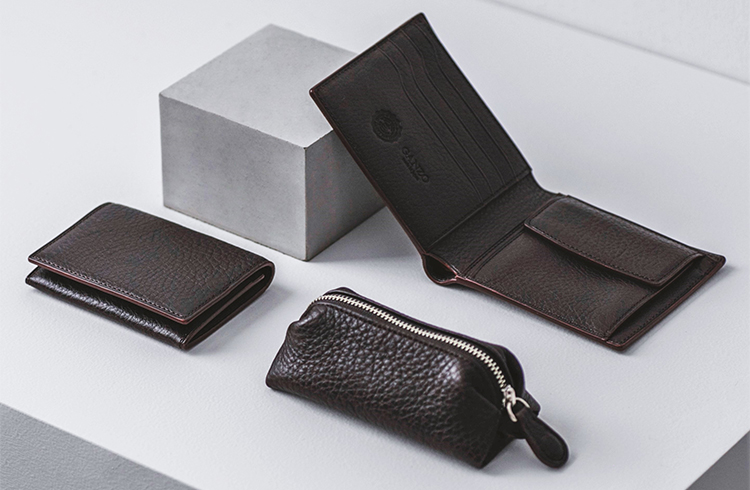 レザーのカシミヤって!? 超希少レザーによるガンゾの新作財布｜雑誌