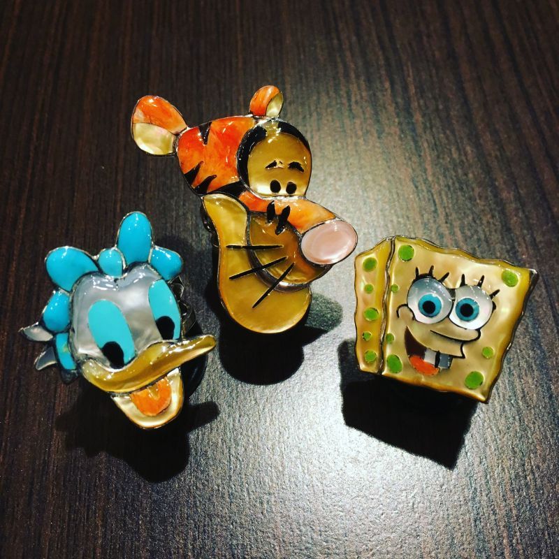 大人気キャラクターをモチーフにしたズニ族トップアーティストの一人