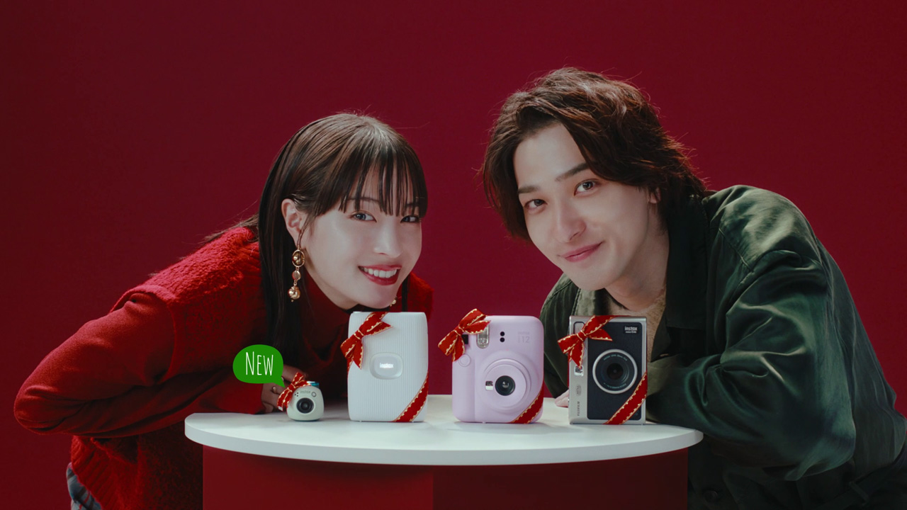 横浜流星＆広瀬すずINSTAX新TVCM！ノリノリでクリスマスソングも