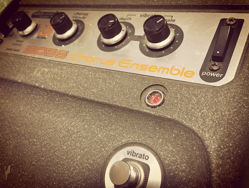 BOSS CE-1を年代別にレビュー！製造年の判別方法も紹介 | 魔法の箱研究