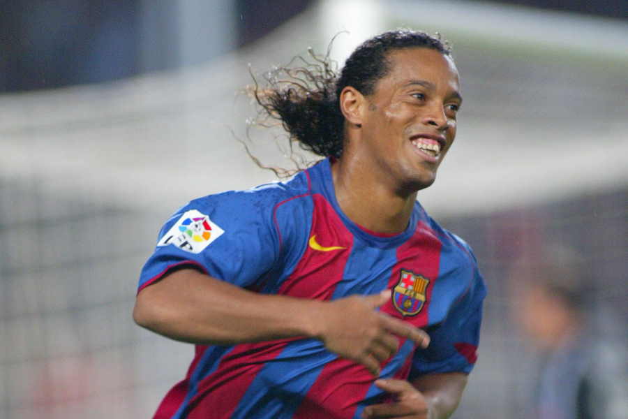 偉大なロナウジーニョの魔法」 天才が右足一閃、15年前の