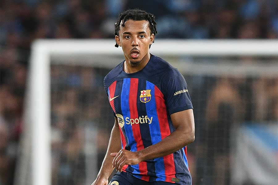 バルセロナDF、豪華機内で「特等席過ぎる」ソファ独り占めが話題