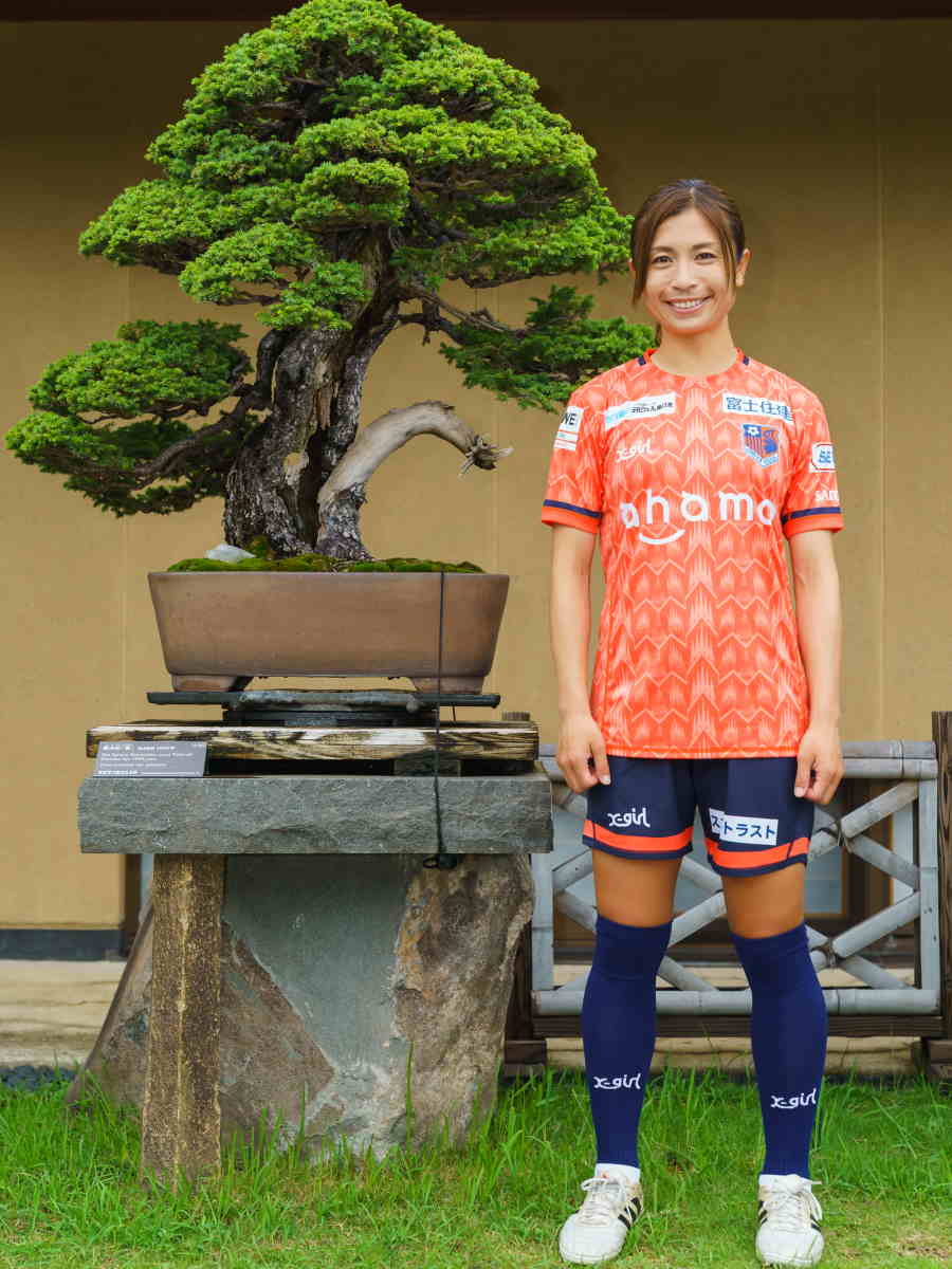 鮫島彩、初代ユニフォームのモデル担当で主将が反応 「サメちゃん着る