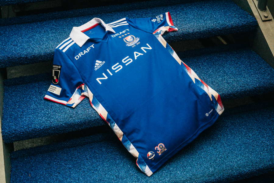 メモリアル感満載！ 横浜FM、創設30周年の2022年用襟付き新