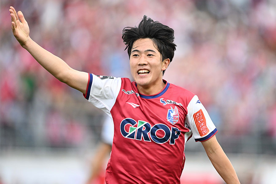 19歳逸材が「おしゃれさん！」 白スーツできめつつ…首元に忍ばせた