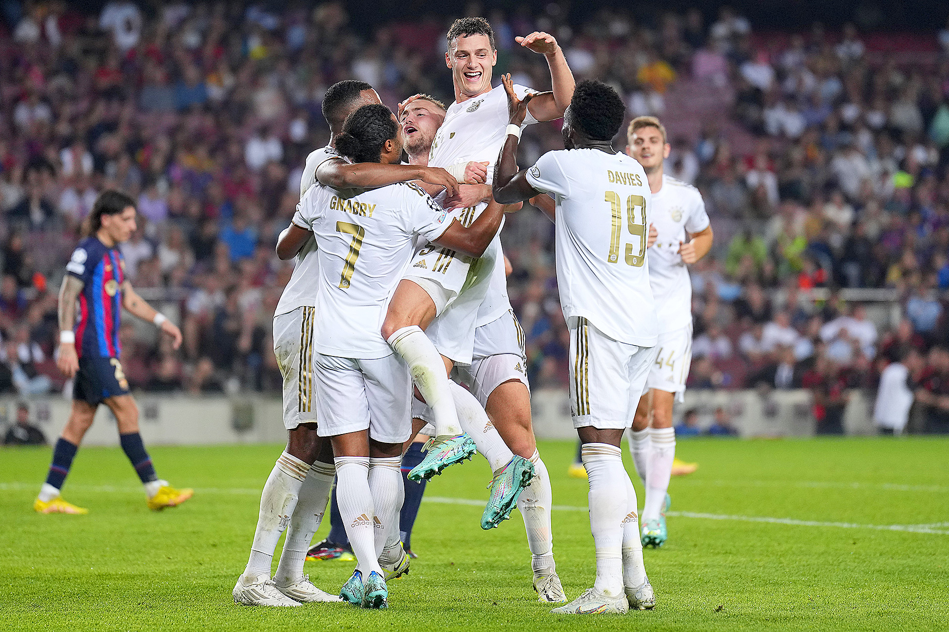 地上戦で優位に立ったバルセロナが、バイエルンに快適に試合を運ばれた