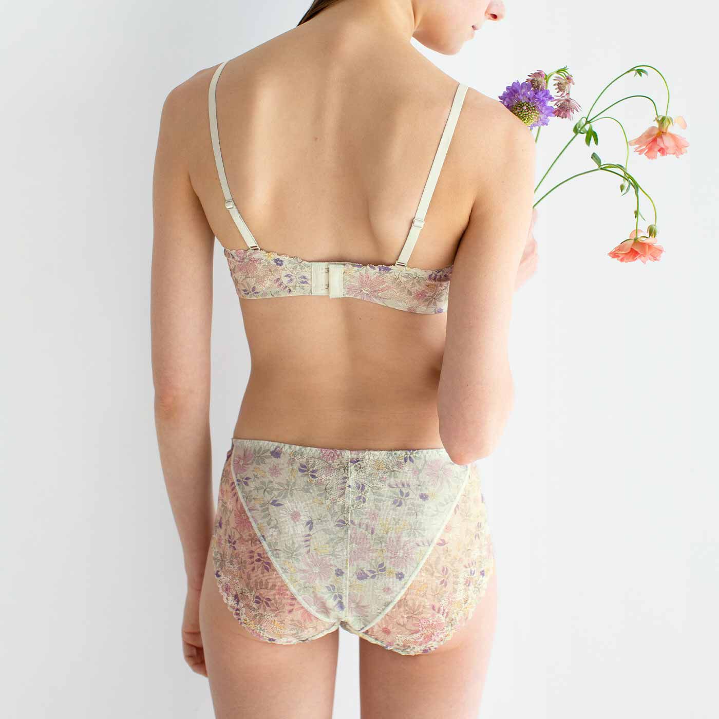 ごきげんさんなわたしに素敵なオーラが循環する 花々をまとうブラ