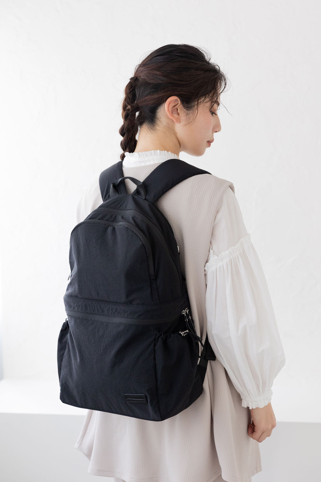 Moredde 二層で荷物が分けられるのが便利なマザーズリュック〈ブラック