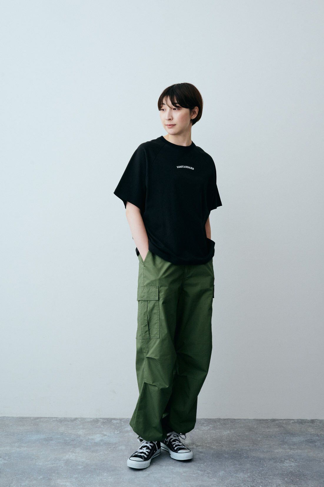 THREE FIFTY STANDARD ほどよいシルエットのカーゴパンツ〈ミリタリー