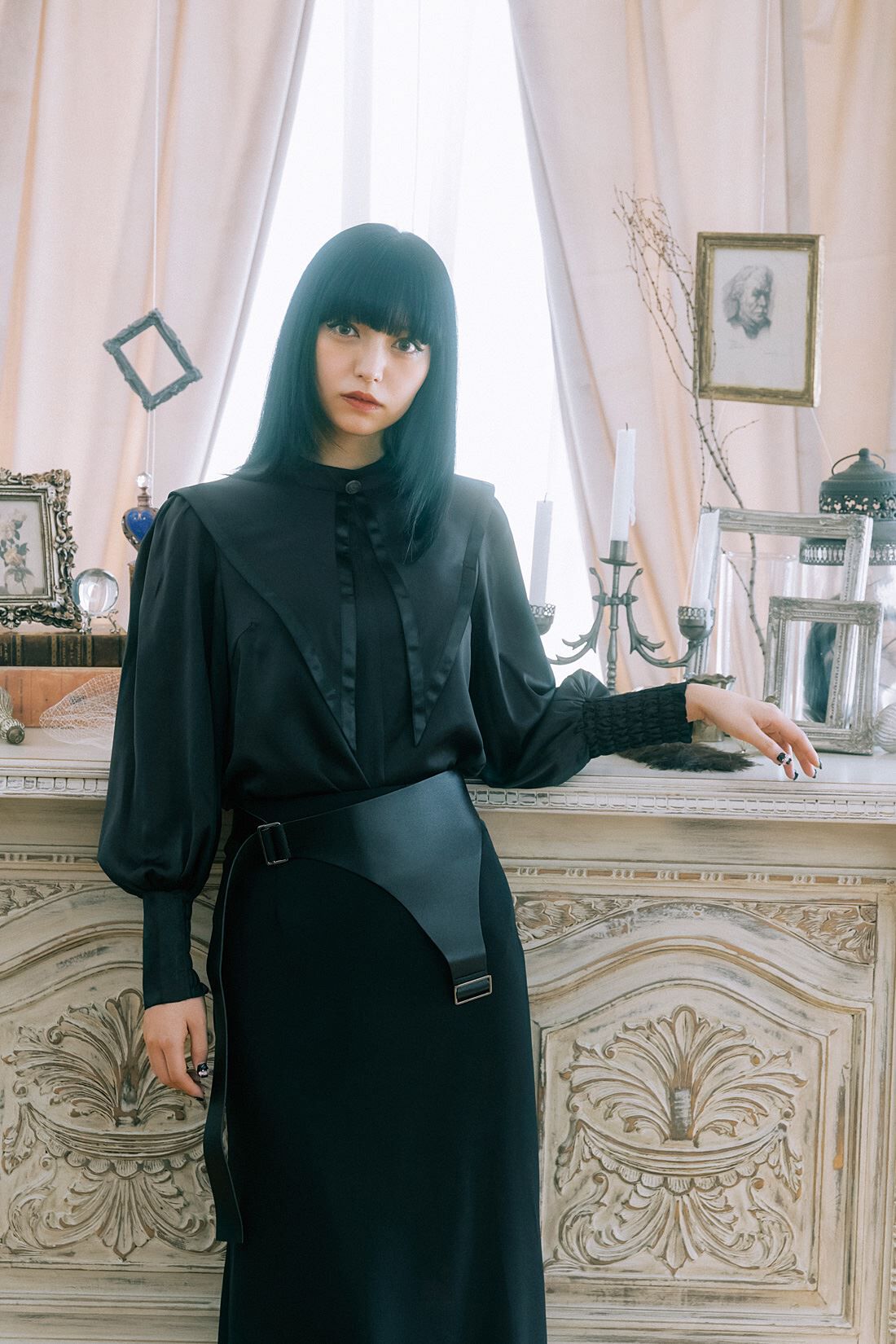 魔法部 魔導士の気品をまとう ビッグカラーブラウス〈ブラック〉｜魔法