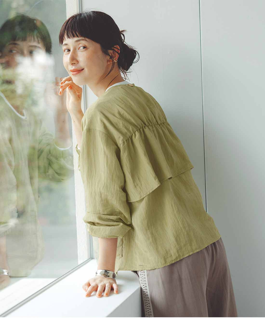 フラウグラット 後ろ姿に自信が持てる♪ バックフリルつや軽ブルゾンの