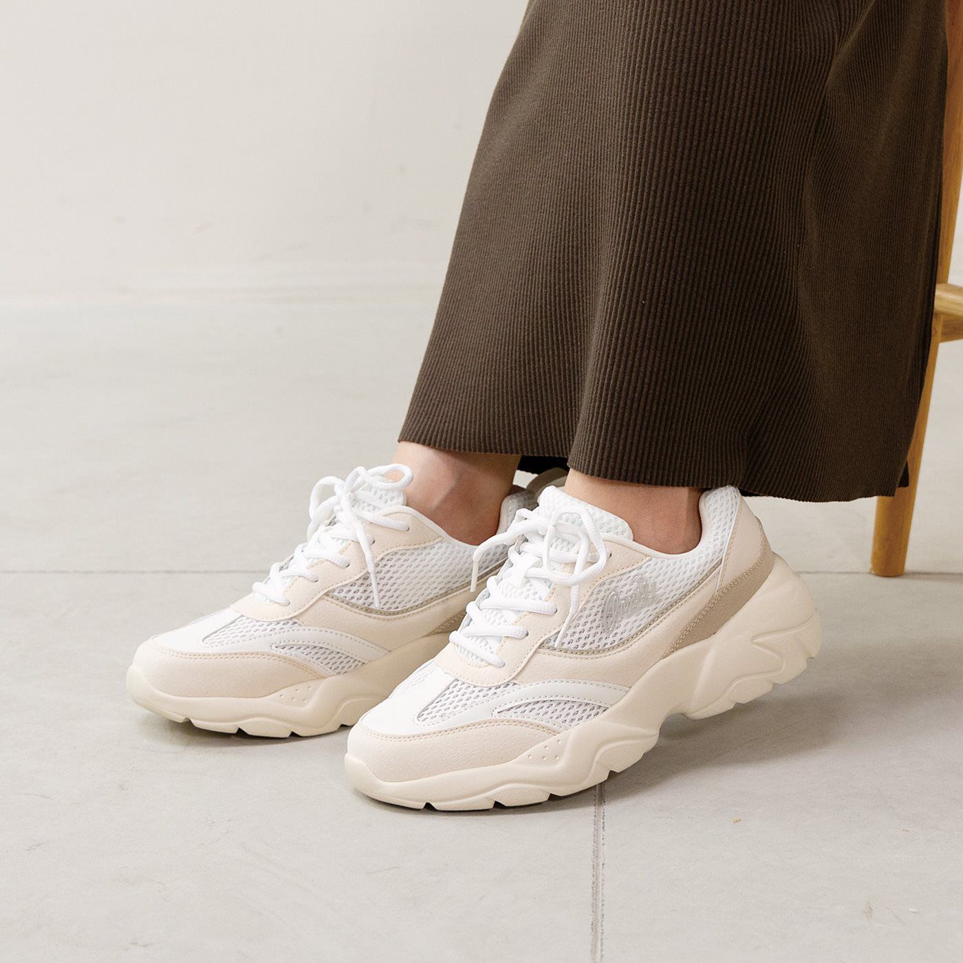 ラミプリュス 厚底でスタイルアップ 軽さがうれしいメッシュスニーカー