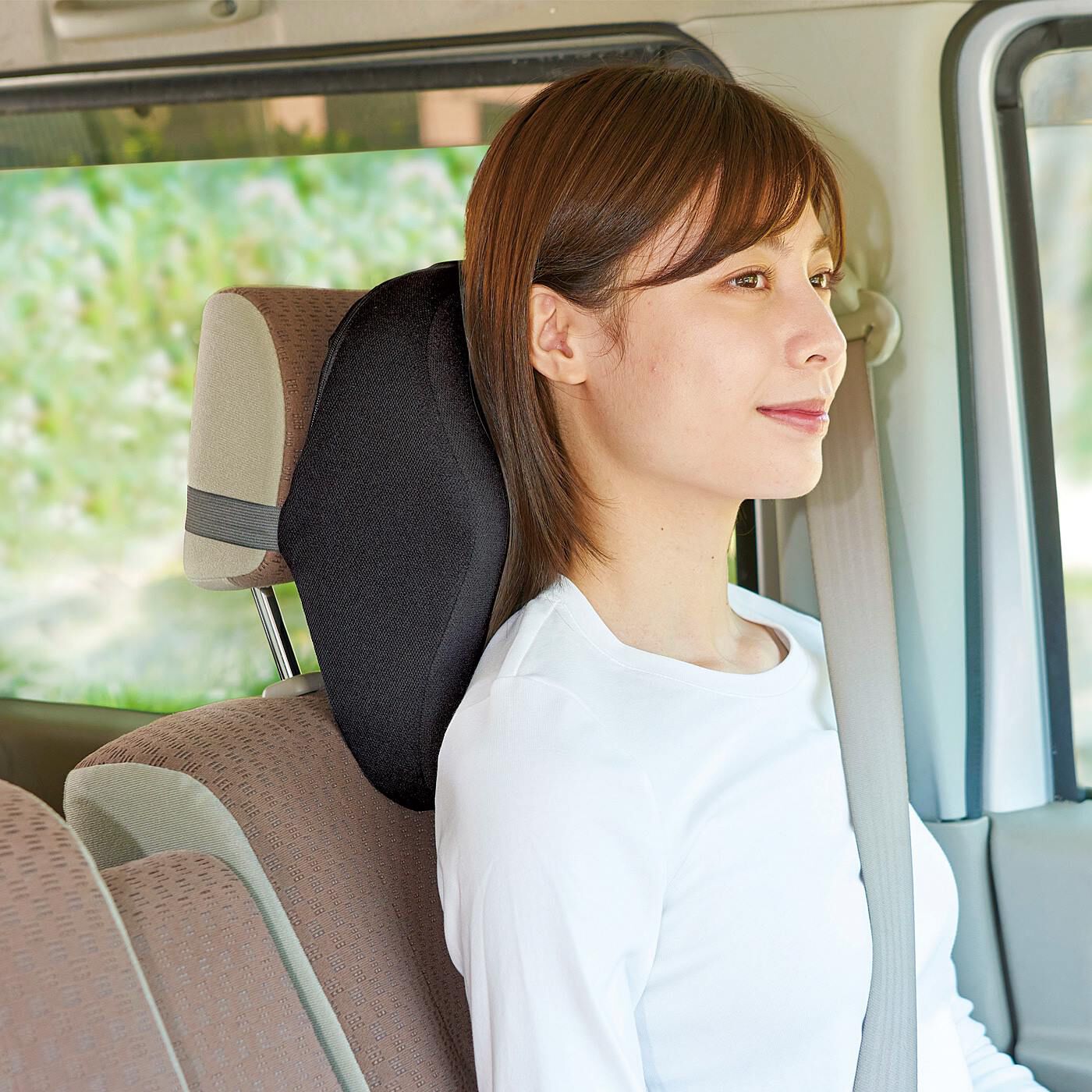 車のヘッドレストに付けるだけで肩から首までホールド 低反発ネック