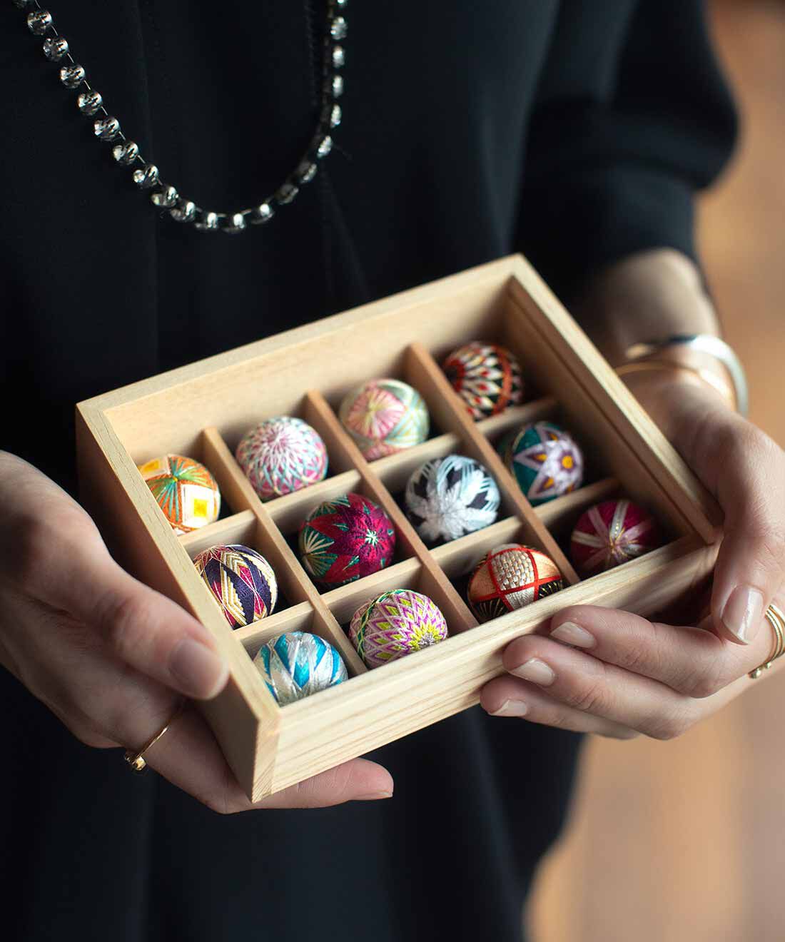 重なる絹糸のみやび ころんとかわいいちいさなてまりの会｜Couturier