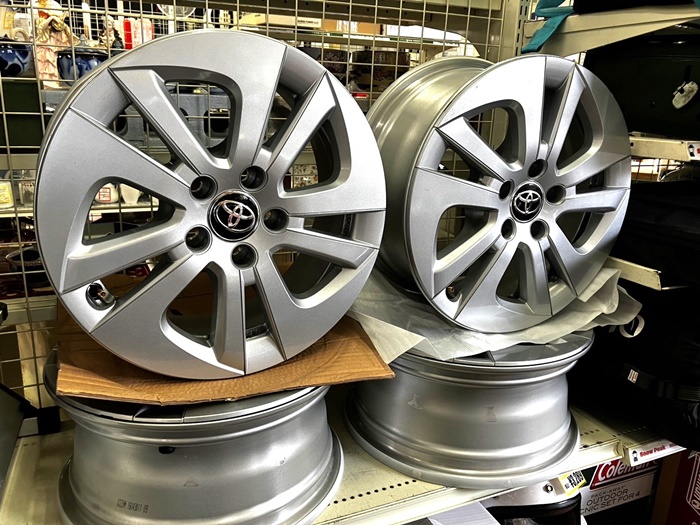 今回は【TOYOTA プリウス50系用 純正アルミホイール 15インチ】をお