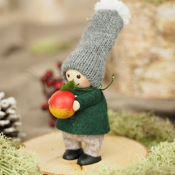 ノルディカニッセ 2025 新作 リンゴを持った男の子 Nordic Forest