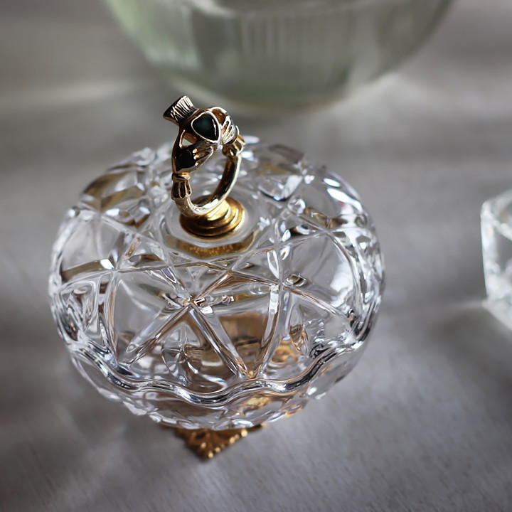 アイルランドヴィンテージ小物入れクラダリング付ガラストリンケット