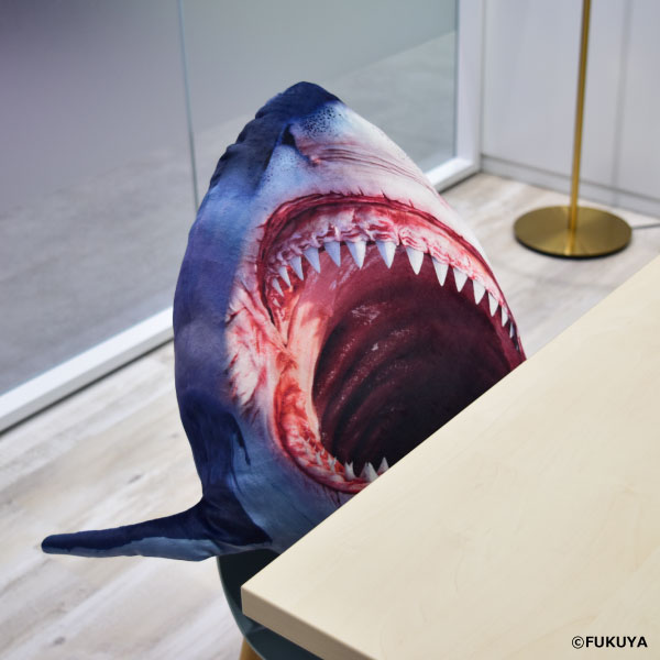 大迫力！！全長70cmの超BIGサイズのサメクッションが登場