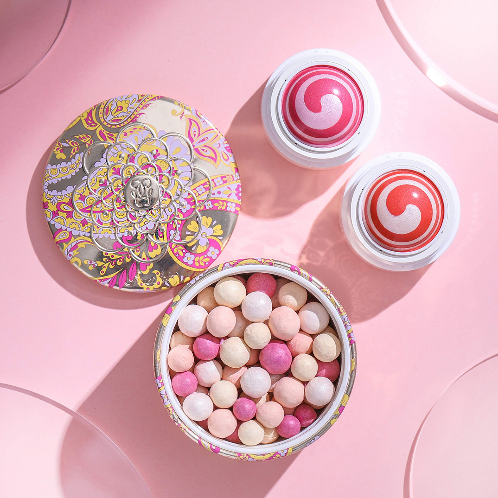 ゲランから、夏の太陽に映える“サテン肌”を演出するフェイスパウダーと