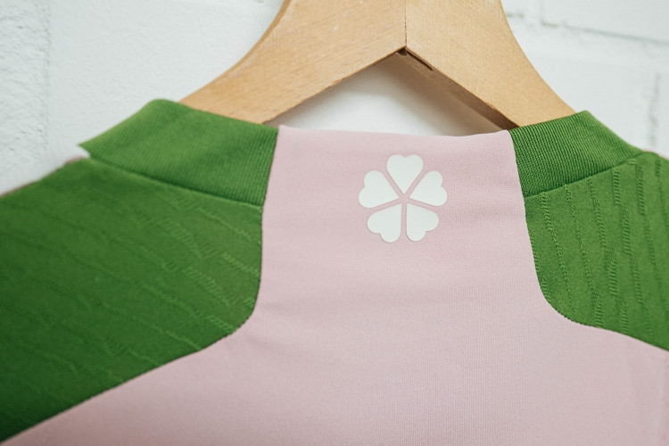 アディダスがNIGO®デザインによる桜餅のような色合いのサッカー日本