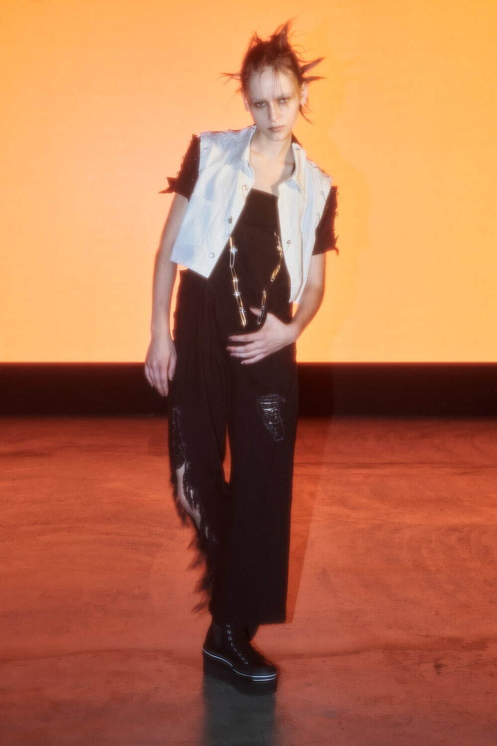 リミ フゥ“安全ピン”を連ねたパンキッシュなブラウスやスカート