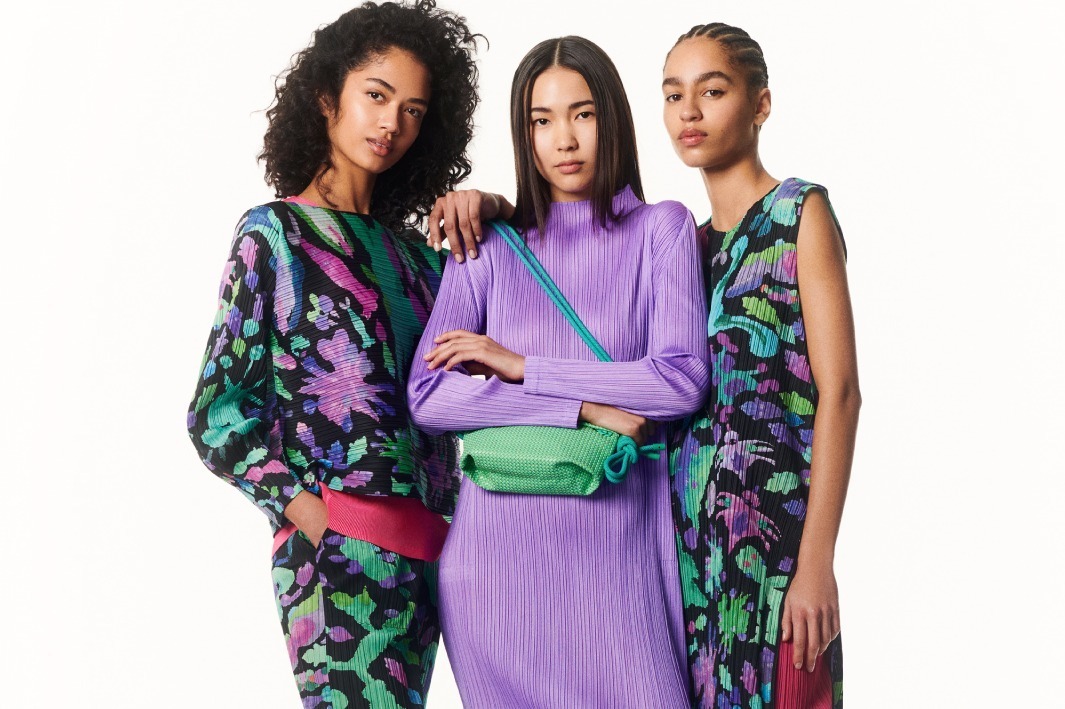 プリーツ プリーズ イッセイ ミヤケ、“宇宙”着想総柄ワンピースや“異