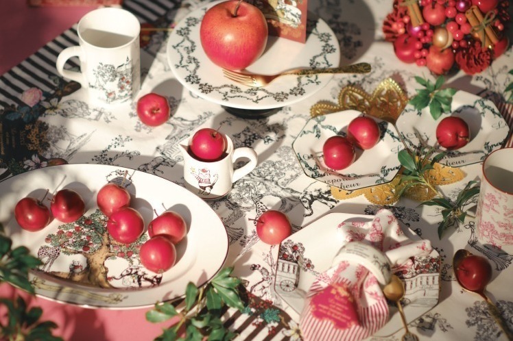 アフタヌーンティー・リビング「りんご」主役のトワルドジュイ柄