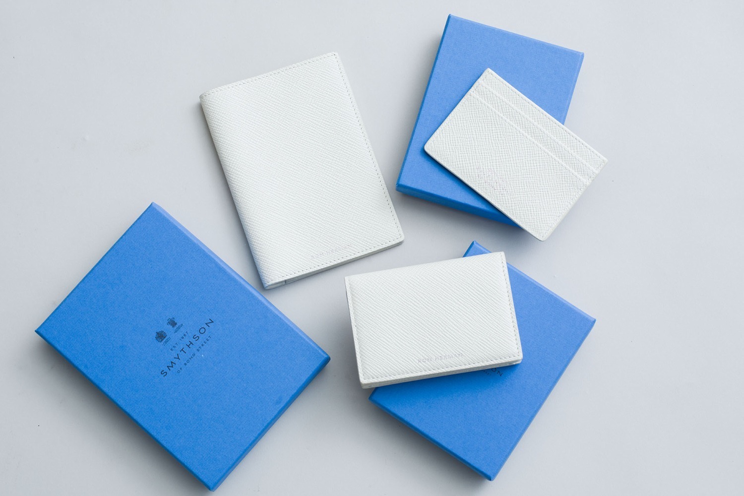 ロンハーマン“オールホワイト”のレザーカードケースなど、英国王室