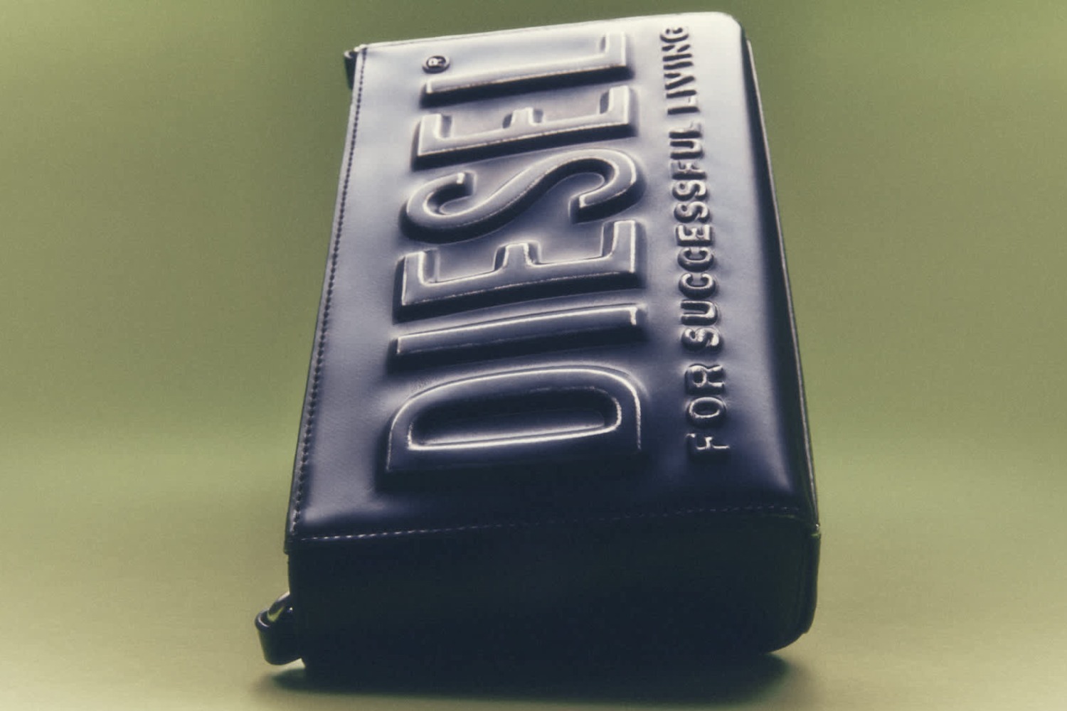 ディーゼル新作”3Dロゴ”メンズバッグ、ノートPCも入るメッセンジャー