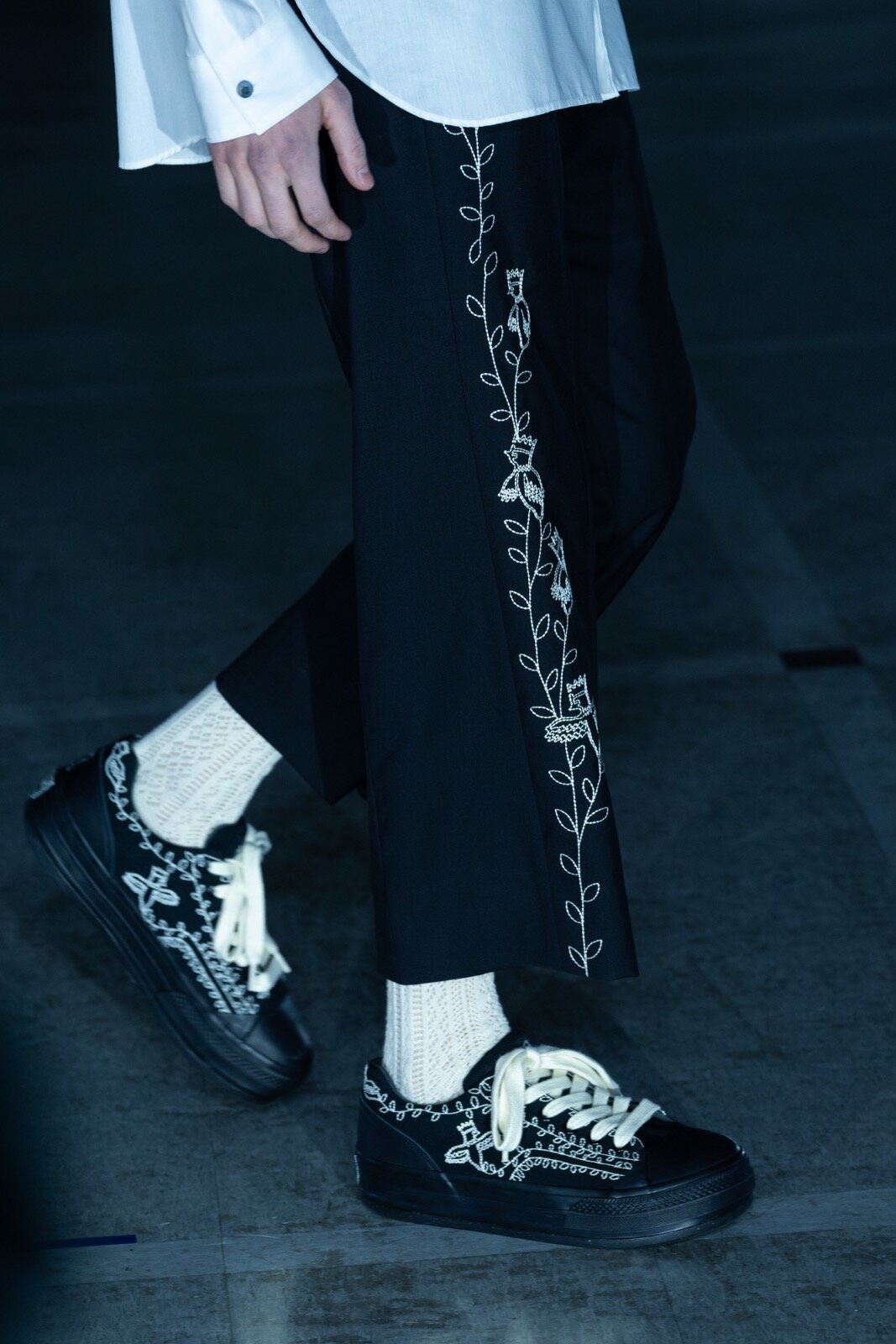 シンヤコヅカ×コンバース“アンティーク刺繍”着想のスニーカー、手描き