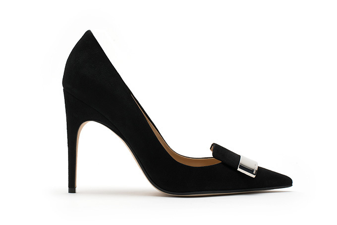 セルジオ ロッシの新パンプス、メタルプレート付きのポインテッドトゥ