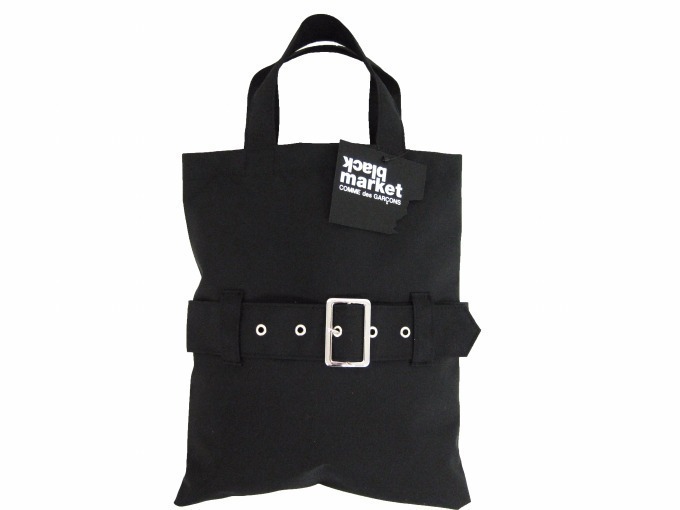 コム デ ギャルソン“闇市”限定ストアを大阪うめだ阪急で、黒のPVC