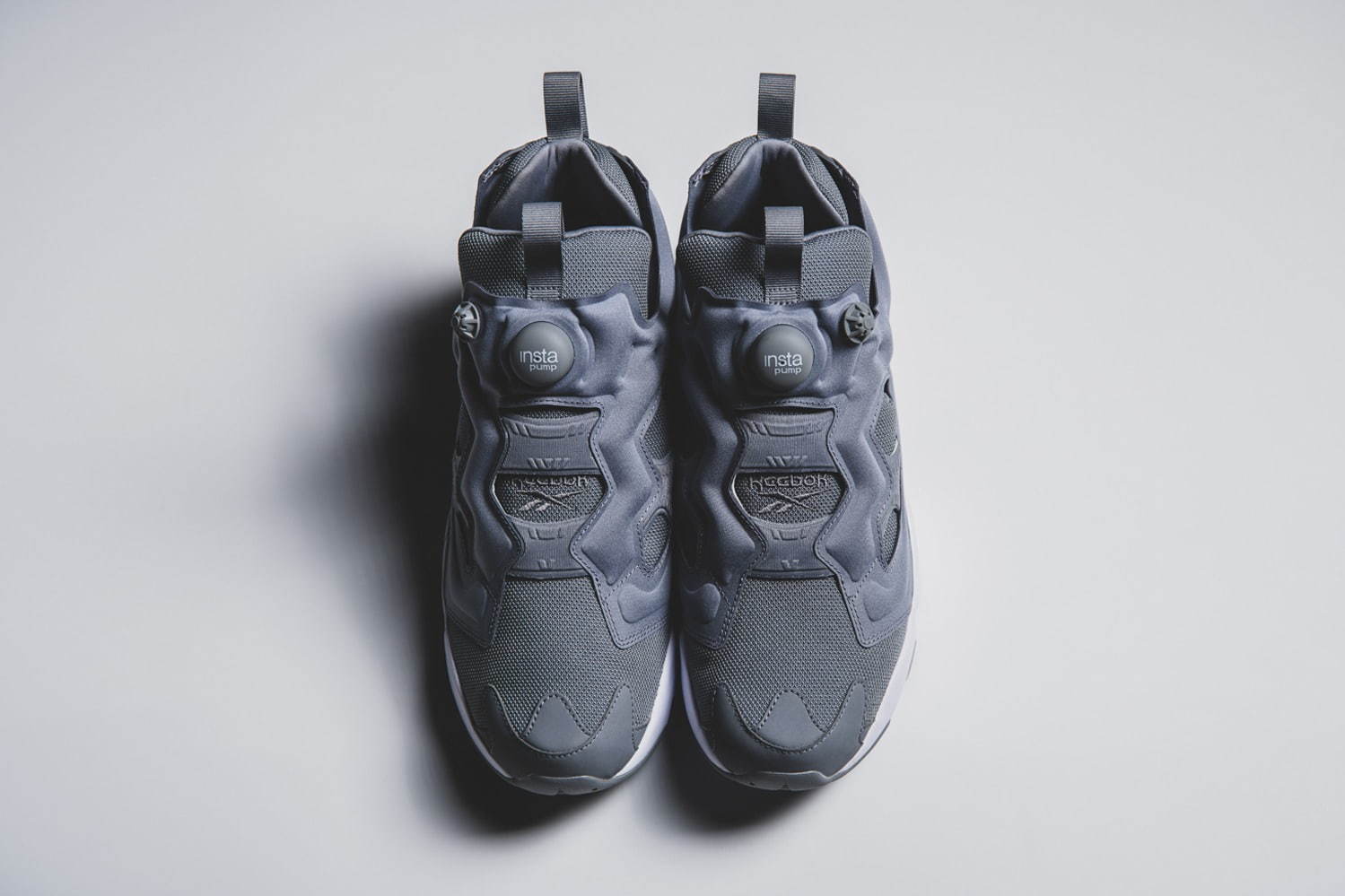 リーボック「インスタポンプフューリー OG」にベージュ/ダークグレーの