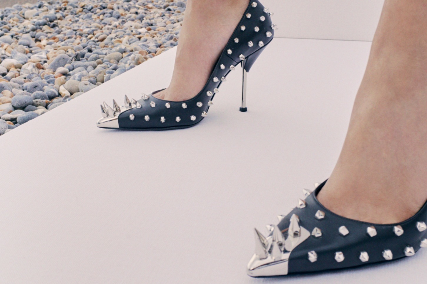 アレキサンダー・マックイーン“パンク”が着想のパンプス新作、フラット